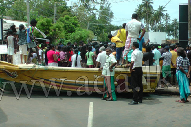 අතුරුදන් වූ ධීවරයින් සොයාදෙන්න – ධීවර ජනතාව පාරට බසී