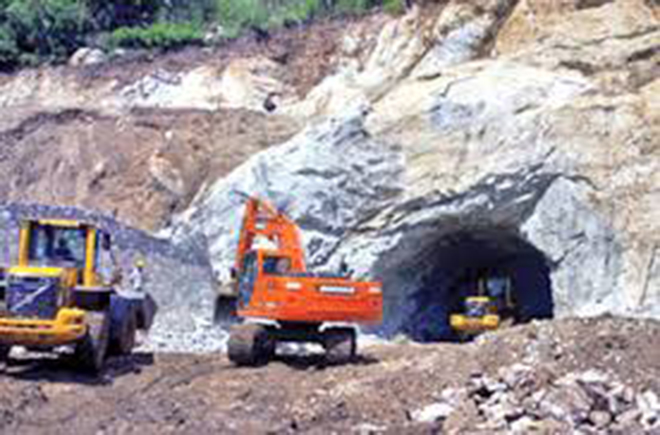 ජන ජීවිත යට කරමින්,  තවමත් ගලන උමා ඔය විනාශය