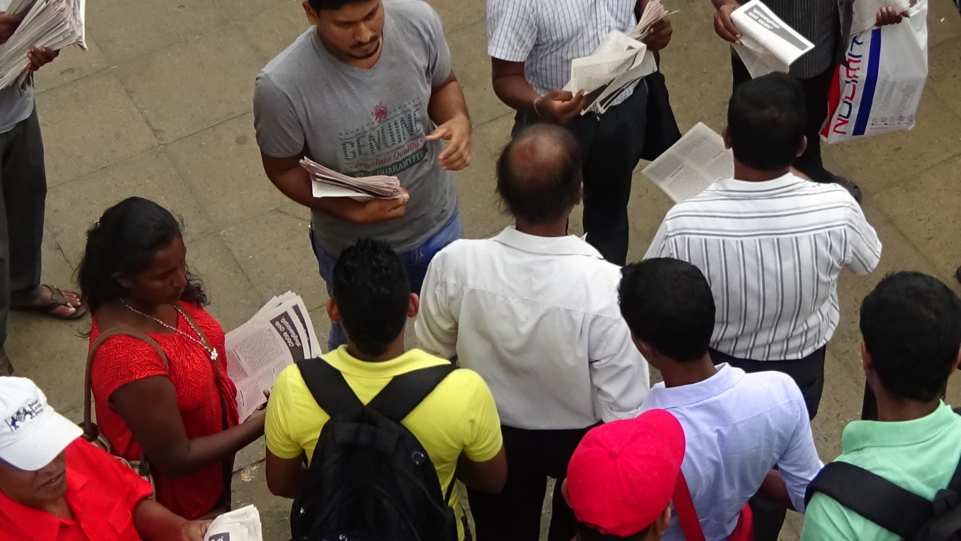 ප‍්‍රජාතන්ත‍්‍රවාදය අපට අදාලද? පත‍්‍රිකා බෙදා හැරීම කොළඹදී.