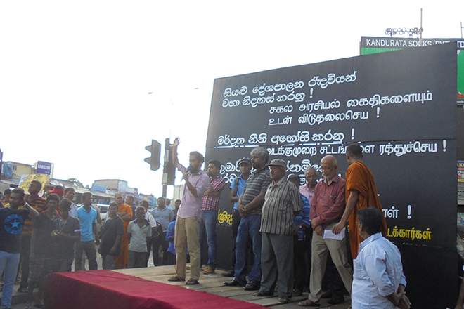 දේශපාලන සිරකරුවන් නිදහස් කරනු-කුමාර්ගේ පුරවැසි අයිතිය පිලිගනු! කොළඹ කොටුවේ විරෝධතා රැළියක්….